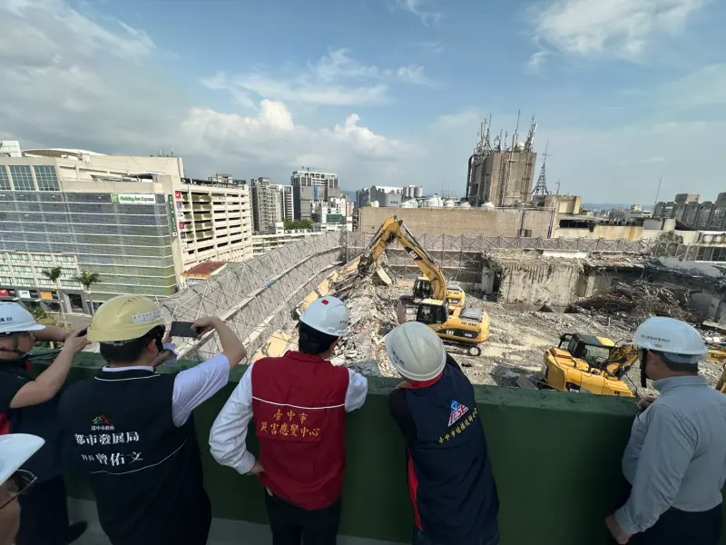 ▲台中市都發局與技師公會人員前往現場勘查。(圖/台中市政府提供,2025.04.10)