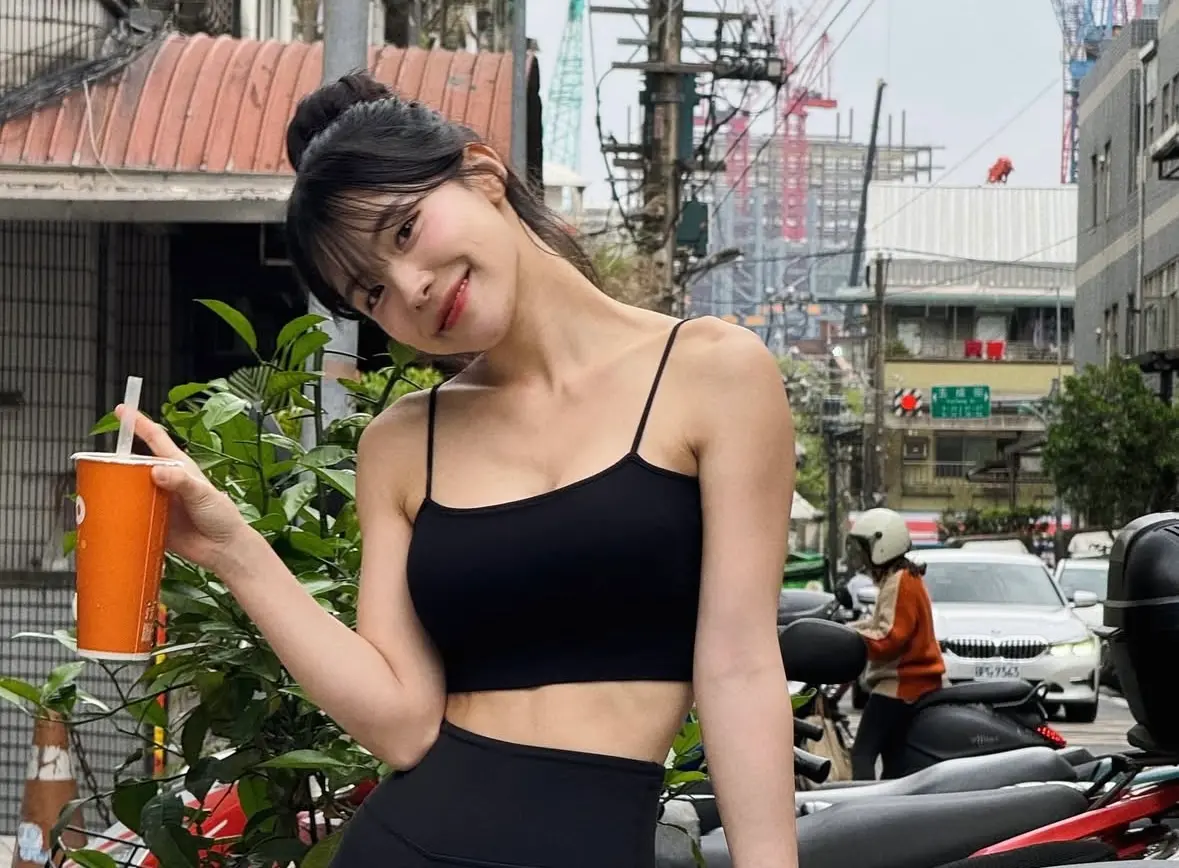 ▲味全龍啦啦隊成員李多慧近日分享自己在松山車站附近的街頭照，女神身穿細肩黑色運動上衣，大秀超美水蛇腰，許多粉絲也紛紛表示好想巧遇女神。（圖／李多慧 IG）