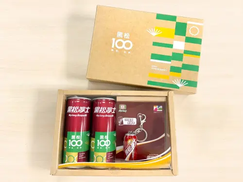 黑松今年迎來企業創立100週年的重要里程碑,除了推出限量版的紀念瓶身外,也特別推出「黑松 100 週年紀念禮盒」 ▲黑松今年迎來企業創立100週年的重要里程碑,除了推出限量版的紀念瓶身外,也特別推出「黑松 100 週年紀念禮盒」