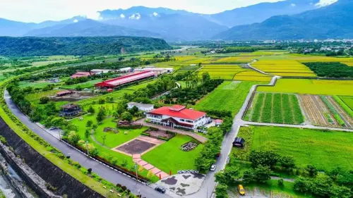 ▲吉蒸牧場位在花蓮瑞穗鄉、秀姑巒溪旁，有開放免費入園，可餵食小動物、品嘗牛奶相關美食。（圖／吉蒸牧場臉書）