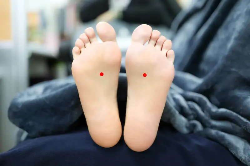 ▲按摩腳底的湧泉穴，可有效改善手腳冰冷的情形。（圖／花蓮慈院提供）