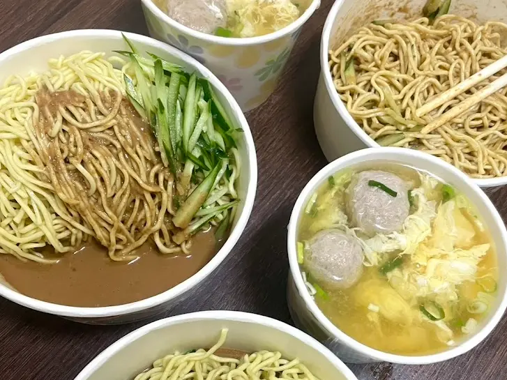 ▲台北萬華長順一家涼麵店深夜只開3小時，網友分享半夜驚人排隊照片，15分鐘就賣光。（圖／Google評價）