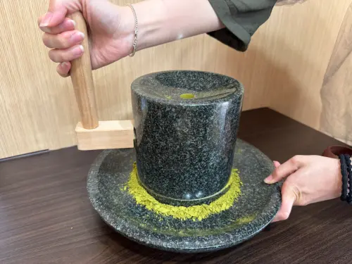 「細磨茶葉入湯體驗」讓大家親手以體驗细磨茶粉的過程 ▲「細磨茶葉入湯體驗」讓大家親手以體驗细磨茶粉的過程