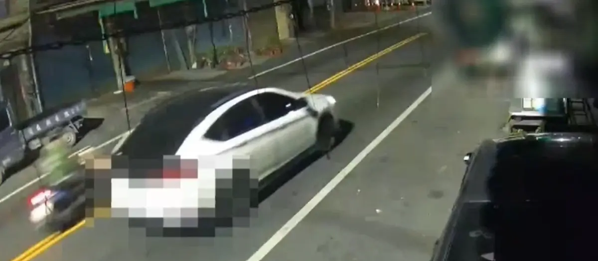 ▲張姓和王姓男子兩人，深夜開車將已經沒有呼吸心跳的黃姓男子，丟包在高雄某醫院急診室大門後，隨即開車離開。（圖／警方提供）