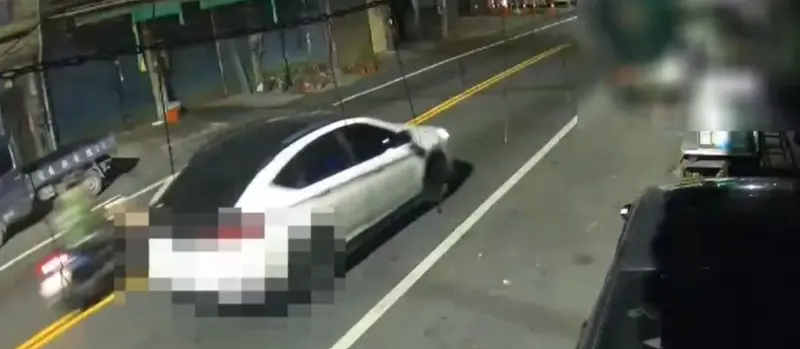 ▲張姓和王姓男子兩人，深夜開車將已經沒有呼吸心跳的黃姓男子，丟包在高雄某醫院急診室大門後，隨即開車離開。（圖／警方提供）