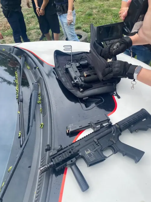 警方火速逮捕將黃姓男子丟包的兩人,並在車上查獲兩把長槍以及海洛英、安非他命等毒品。(圖/警方提供) ▲警方火速逮捕將黃姓男子丟包的兩人,並在車上查獲兩把長槍以及海洛英、安非他命等毒品。(圖/警方提供)