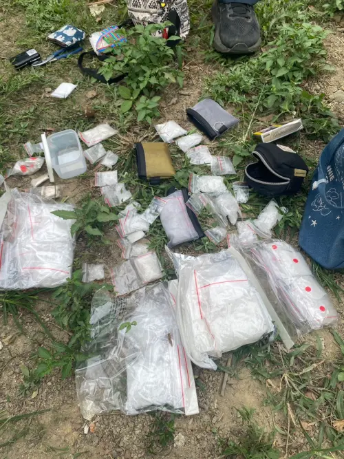 警方火速逮捕將黃姓男子丟包的兩人,並在車上查獲兩把長槍以及海洛英、安非他命等毒品。(圖/警方提供) ▲警方火速逮捕將黃姓男子丟包的兩人,並在車上查獲兩把長槍以及海洛英、安非他命等毒品。(圖/警方提供)