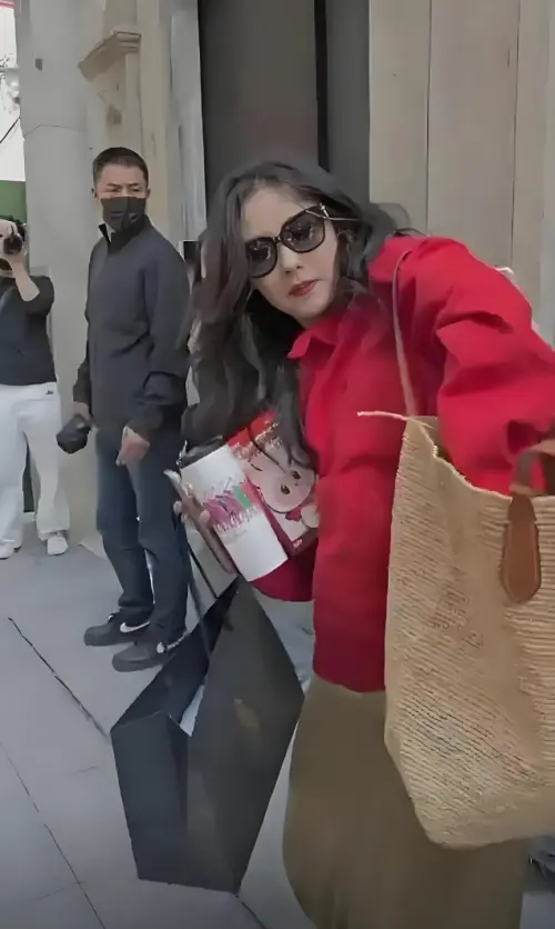 張柏芝被巧遇後,翻找包包掏出一條項鍊送給粉絲。(圖/翻攝至小紅書) ▲張柏芝被巧遇後,翻找包包掏出一條項鍊送給粉絲。(圖/翻攝至小紅書)