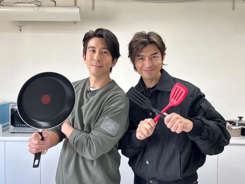 ▲修杰楷（左）開YT節目，首集找來好友陳柏霖一起廚藝大比拚，結果評審竟是幼稚園小朋友，讓陳柏霖趕忙要挑掉大蒜，弄得手忙腳亂。（圖／《修TIME》提供）