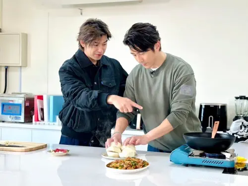 ▲修杰楷（右）和陳柏霖交情不錯，兩人在節目錄製過程也展現趣味的互動。（圖／《修TIME》提供）