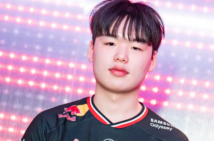 ▲學弟 AD 「Smash」今晚表現亮眼，第一場凱莎更是繳出14/0/5的驚人戰績。（圖／X@lolesports）