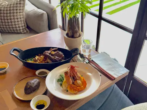 ▲「輝室」日式老宅「緣側」走廊的座位採光好，用餐氛圍極佳。（圖／記者蕭涵云攝）