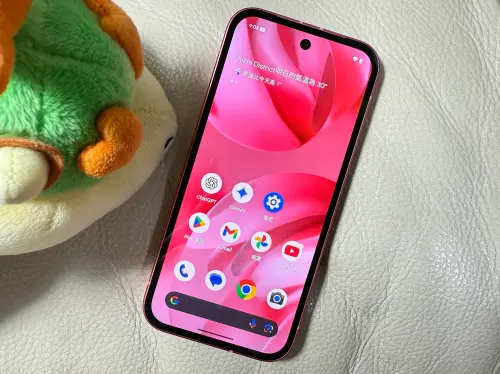 Pixel 9a 螢幕邊框真的「太復古」,過粗的設計,有點可惜機背特意把鏡頭收進去的簡約美型感,螢幕粗邊框真的會有一種「一秒回到iPhone XR」的年代感。(圖/記者周淑萍攝) ▲Pixel 9a 螢幕邊框真的「太復古」,過粗的設計,有點可惜機背特意把鏡頭收進去的簡約美型感,螢幕粗邊框真的會有一種「一秒回到iPhone XR」的年代感。(圖/記者周淑萍攝)