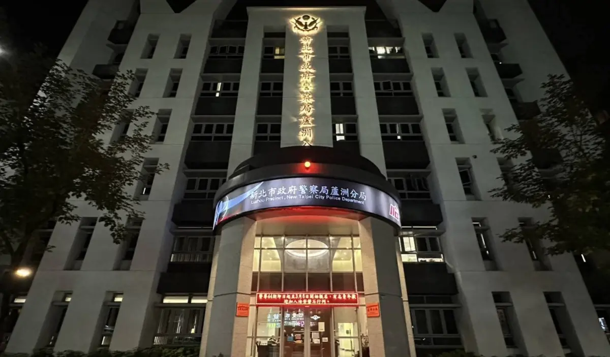 ▲§因北市蘆洲分局一名27歲李姓員警，疑似和大哥的女人曖昧，遭大哥教訓打傷腿，分局知悉後開鍘，李姓員警已請調其他單位。（圖／翻攝畫面）