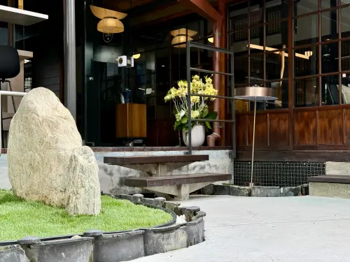 ▲「輝室」歷時3年多，耗費3千萬保存、修復、改造，連卸下的屋瓦都成為庭院造景的一部分。（圖／記者蕭涵云攝）