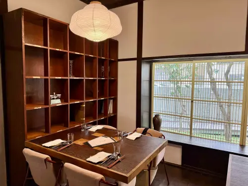 ▲「輝室」保留當時戴炎輝整理《淡新檔案》用的兩座書櫃。（圖／記者蕭涵云攝）