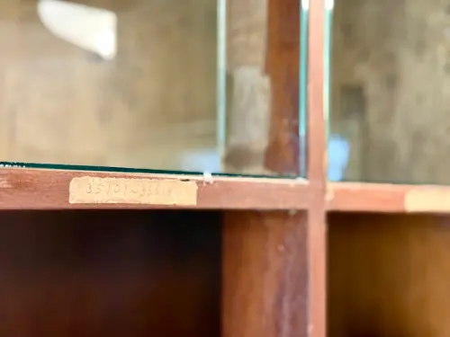 ▲書櫃上的編碼標籤仍清晰可見。（圖／記者蕭涵云攝）