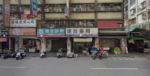 新北市新店區建國路119號1樓的健詮藥局,有消費者在1、2月之間花了20元買飲料,直接拿到了200萬元特獎發票。(圖/GoogleMaps) ▲新北市新店區建國路119號1樓的健詮藥局,有消費者在1、2月之間花了20元買飲料,直接拿到了200萬元特獎發票。(圖/GoogleMaps)