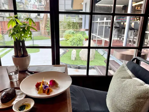 ▲庭院旁著座位十分愜意。（圖／記者蕭涵云攝）