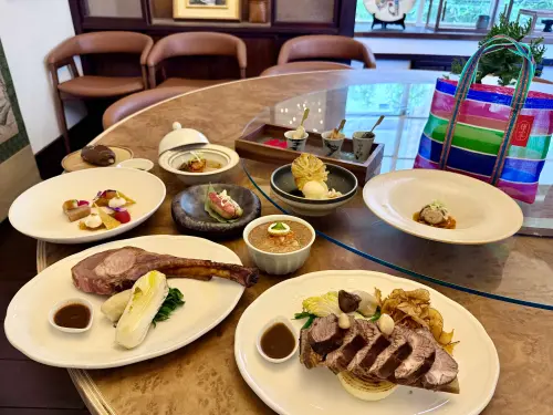 ▲「輝室」主餐份量奇大，為了提供打包服務還打造自己的「茄芷袋」。（圖／記者蕭涵云攝）