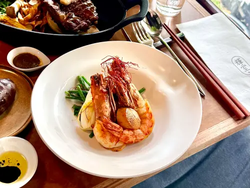 ▲主餐「雙龍戲珠」海鮮甜美佐以剝皮辣椒醬汁，搭配大量蔬菜，好吃盡興。（圖／記者蕭涵云攝）