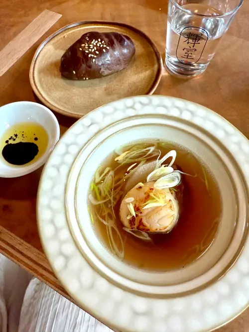 ▲復刻酒家菜魷魚螺肉蒜的「富貴有餘」湯品，減去油膩感，清爽有味。（圖／記者蕭涵云攝）