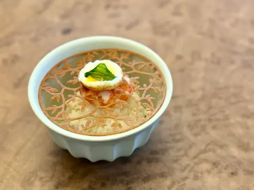 ▲重新詮釋台南經典蝦仁飯的「月見光明」。（圖／記者蕭涵云攝）