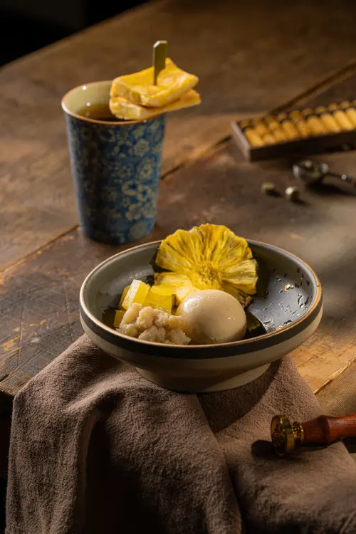 ▲「步步高昇」選以台南日曬的井仔腳鹽滷製作豆花。（圖／輝室提供）