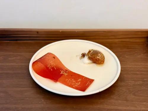 ▲一旁襯著縮小版春聯的「柿餅慕斯」，令人會心一笑。（圖／記者蕭涵云攝）