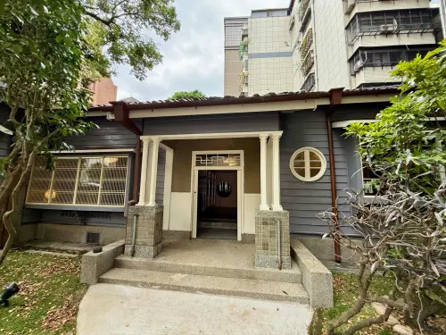 ▲門前柱體呈現明治維新時期帶入日本的歐洲古典洋風。（圖／記者蕭涵云攝）