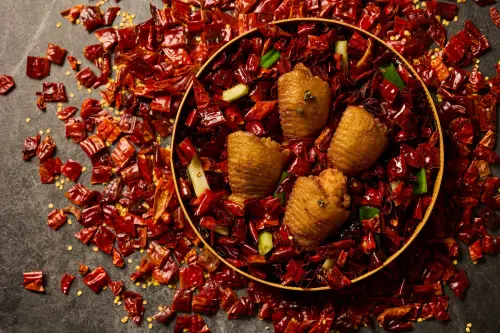 ▲「鳳翼乾坤蝦」以粵式鑲餡手法處理。（圖／寶元紀提供）