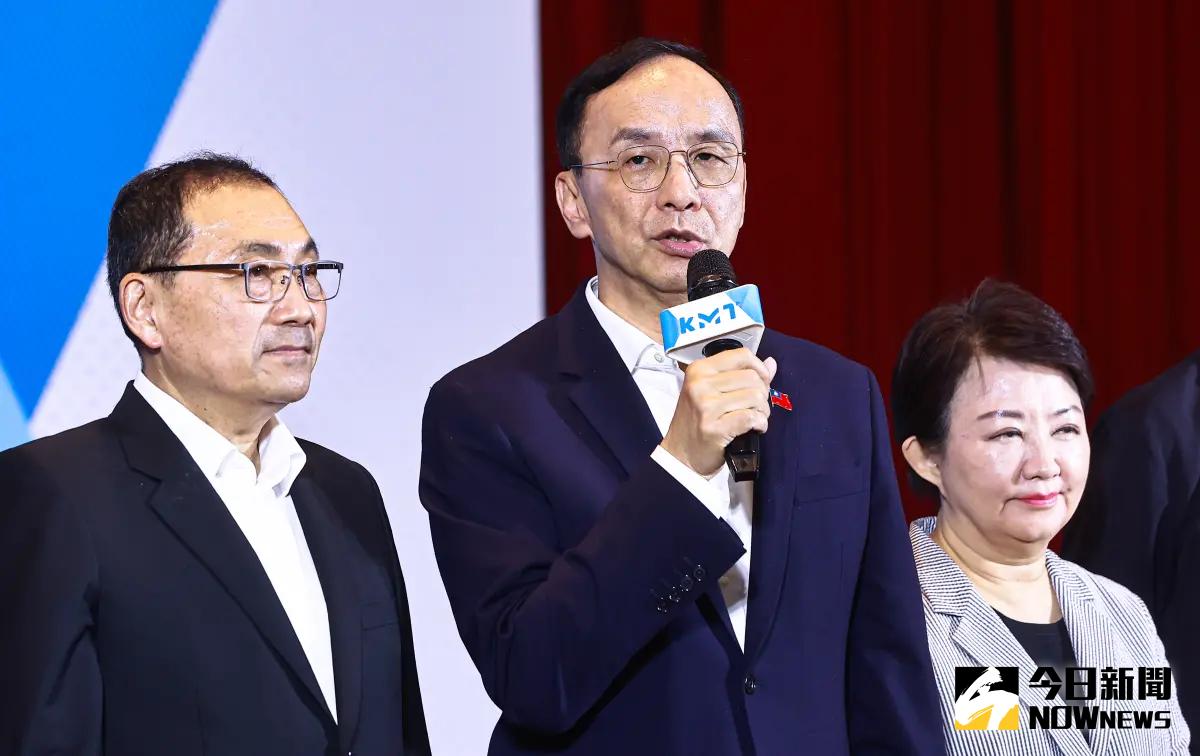 ▲國民黨主席朱立倫認為藍青舉納粹手勢是諷刺民進黨綠共。（圖／記者葉政勳攝）