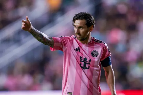 八屆金球獎得主梅西(Lionel Messi)再度證明了自己的價值。他率領邁阿密國際在本屆美冠盃完成戲劇性逆轉。憑藉梅西的「梅開二度」,邁阿密國際最終以總比分3:2淘汰洛杉磯FC,隊史首度闖入四強。 ▲FIFA世俱盃開賽在即,邁阿密國際共同老闆Jorge Mas近日透露,正積極推動與梅西續約,期盼他能在美國結束職業生涯。。(圖/美聯社/達志影像)