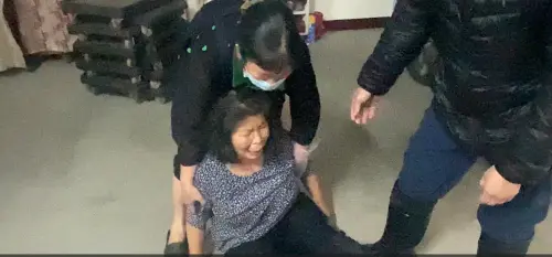 ▲吳媽媽癱軟在地，痛心兒子走得不明不白（圖／記者劉松霖攝）