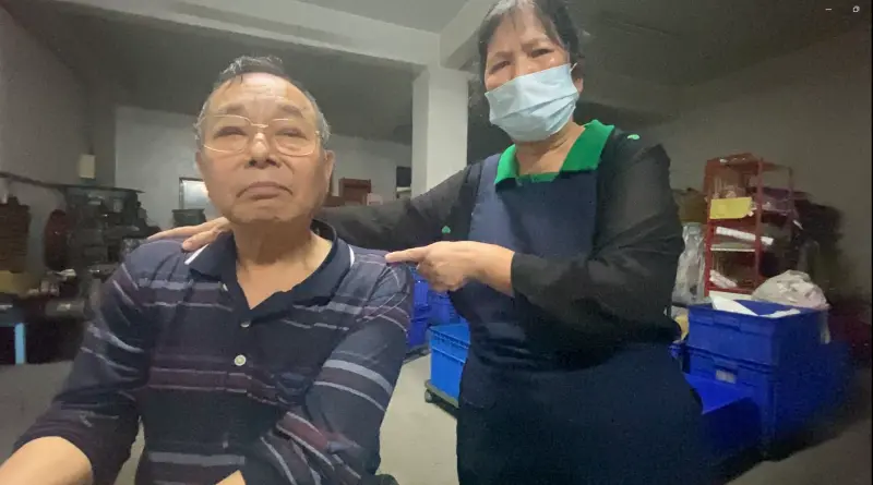 ▲死者父母開設的工廠一名資深員工(右)也到醫院關心,卻聽到醫生說「是你們要急救的啊,那個人已經死了欸」(圖/記者劉松霖攝)