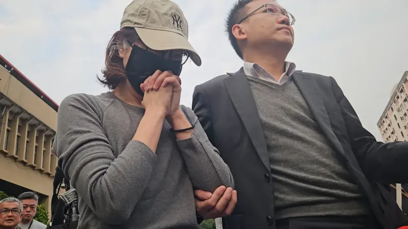 ▲謝宜容移審開庭從法庭內哭到法庭外，卻被霸凌案死者家屬批評，當初她去靈堂也哭，但一出來就笑。（圖／記者劉松霖攝，2025.04.08）