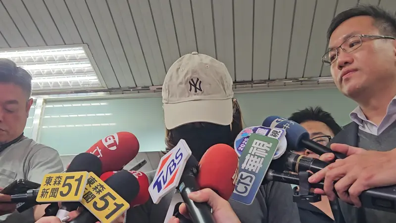 ▲謝宜容交保後遮臉、低頭哽咽道歉,整張臉大部分時間根本看不清楚。(圖/記者劉松霖攝)