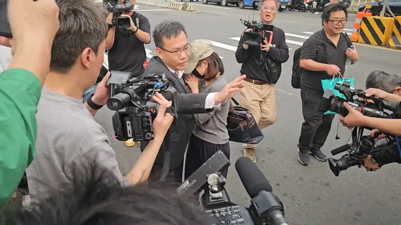 ▲霸凌案死者父母透露,謝宜容3度前往靈堂只哭卻不說自己是誰,還在上班時間搭公務車過來。(圖/記者劉松霖攝)
