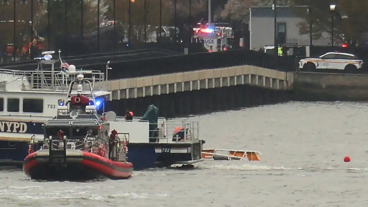 ▲美國紐約哈德遜河當地時間週四發生直升機墜毀事故，造成6人罹難。（圖／美聯社／達志影像）