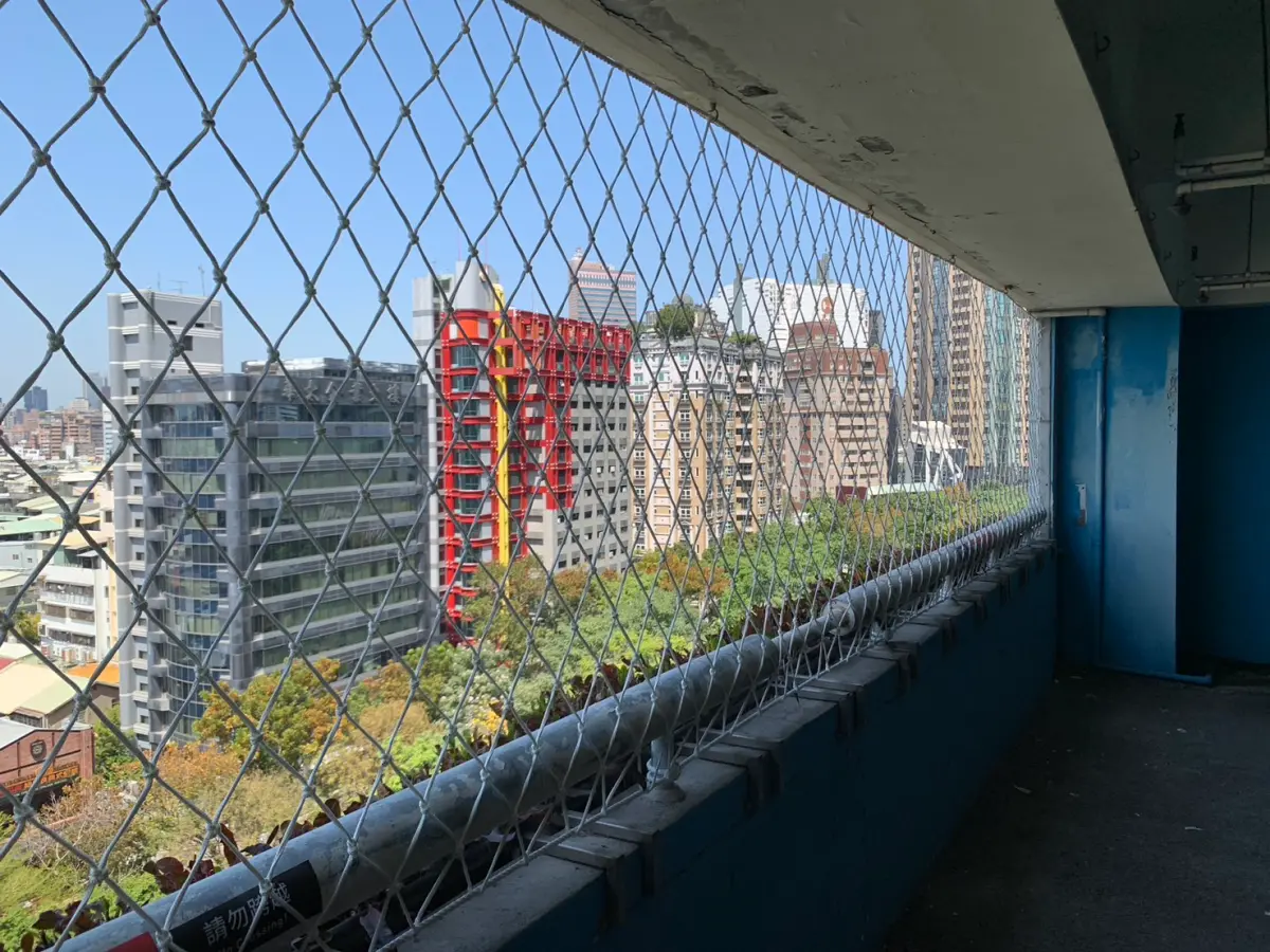 ▲勤美商場高樓停車場4月2日防護網才完成架設，11日凌晨再傳墜樓，難阻憾事發生。（圖／業者提供）