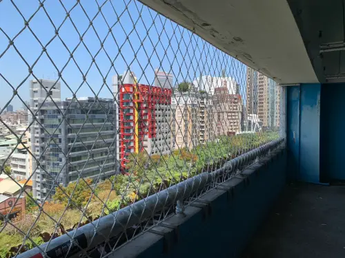 防護網遭割斷憾事再發生 勤美誠品：架設隱形鐵窗備料中
