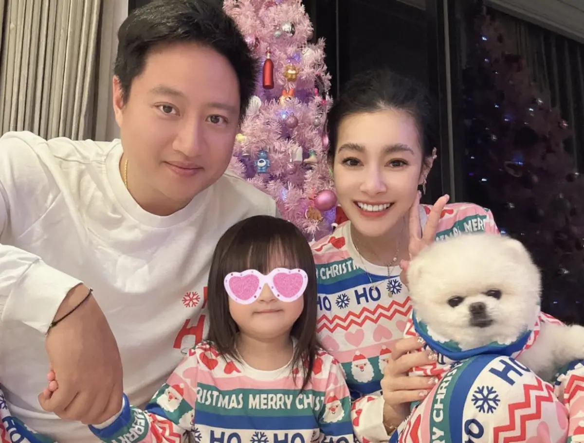 ▲王思佳（右）的老公Joe（左一），近期被傳並非大家以為的富二代或是富商，只是當過某董事長母親的司機，還有傳他是保鑣或是守衛，王思佳深夜發文回應後，Joe也以英文發聲明稱自己並非富二代也不是司機、保鑣，更沒有婚前隱瞞妻子。（圖／摘自王思佳IG）