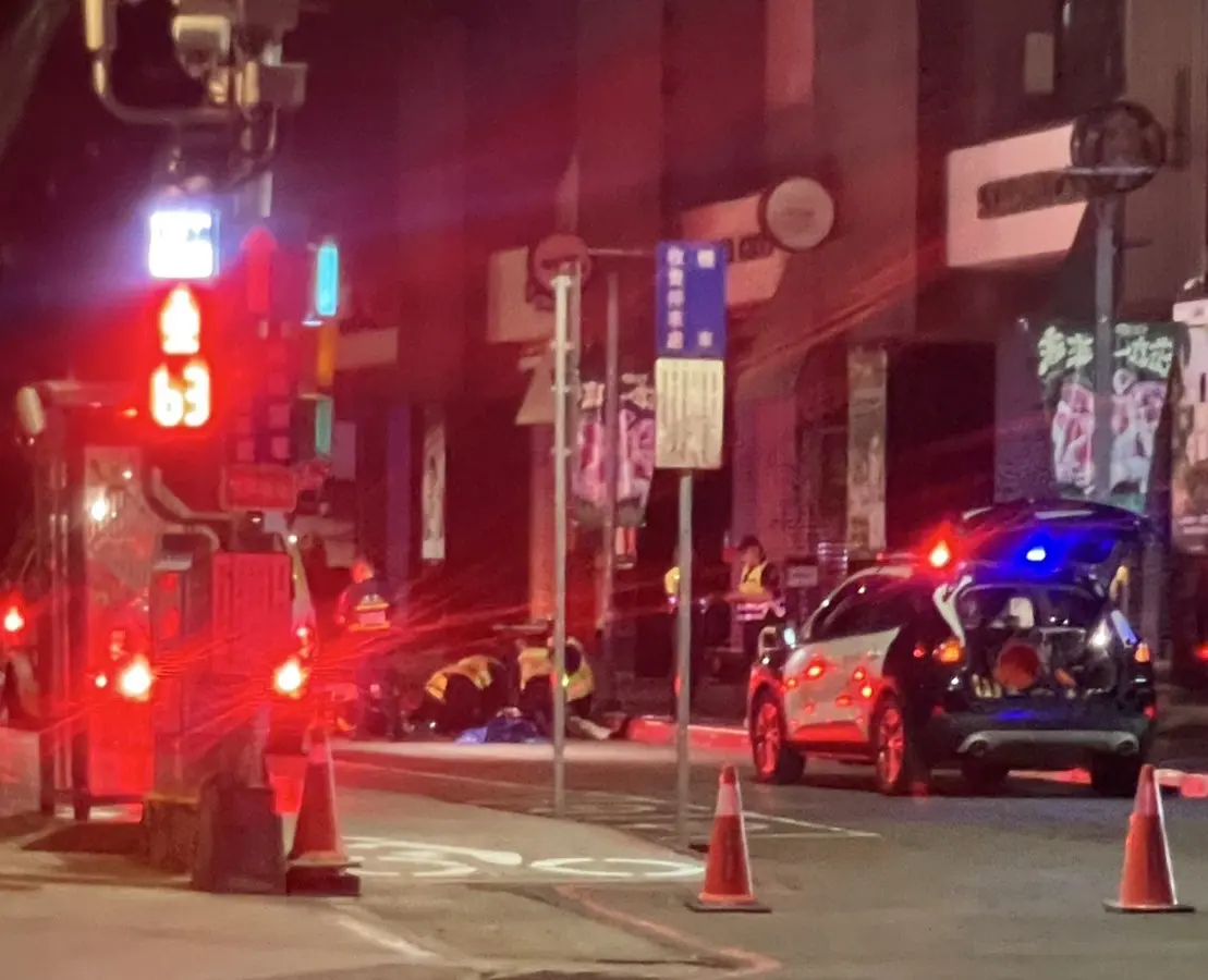 ▲台中勤美成品星巴克再傳墜樓事件，20歲女子於11日凌晨1時許，被人發現倒臥馬路上，送醫搶救不治。（圖／翻攝記者爆料網）