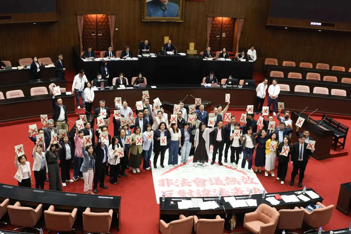 ▲立法院今順利開會，不過綠委仍在主席台前抗議，高喊議事錄無效。（圖／陳明安攝，2025.04.11）