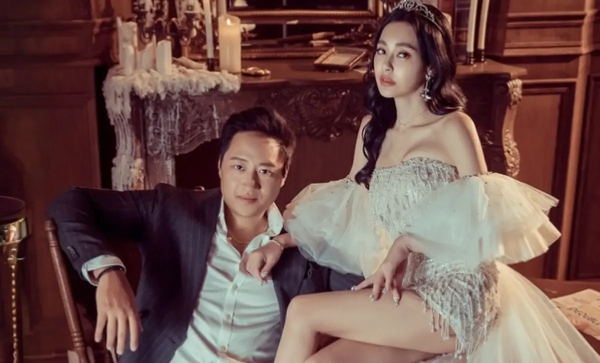 ▲王思佳（右）老公Joe（左）的職業引起關注，有大陸網友爆料他當過王思聰媽媽的保鑣，兩人10年前疑似同框的照片被瘋傳，Joe本人今日發聲否認，更強調他有保密協議所以無法曝光自己的工作。（圖／王思佳IG）