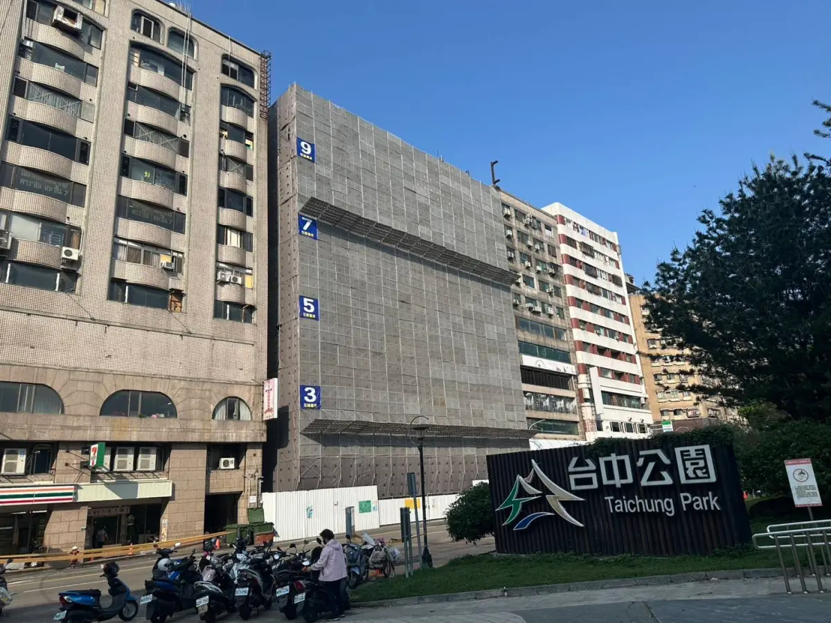 ▲中區公園路建案鷹架全面拉回加固(圖／市政府提供2025.4.11)