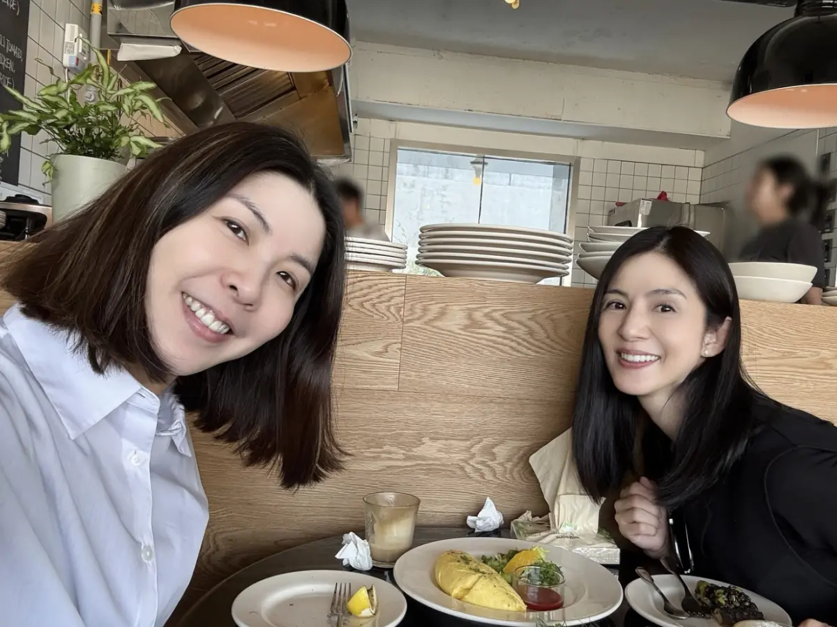 ▲許茹芸（左）和楊采妮（右）在首爾相見，兩人私下是好友，素顏吃飯逛街，讓許多人驚呼女神的顏值完全沒變。（圖／翻攝自許茹芸IG）