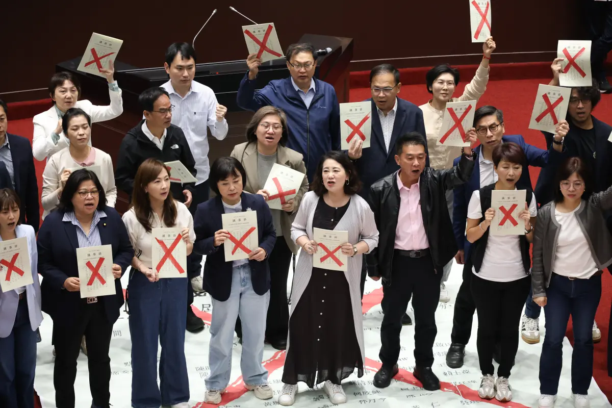 ▲立法院今順利開會，不過綠委仍在主席台前抗議，高喊議事錄無效。（圖／陳明安攝，2025.04.11）