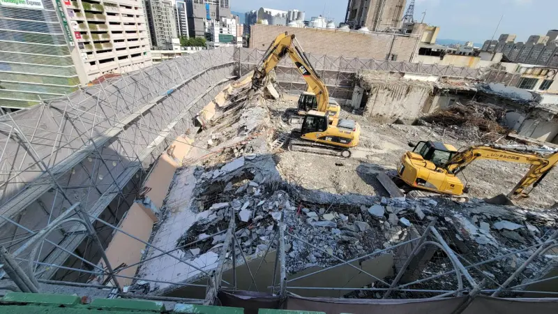 ▲前桔子商旅公園店拆除過程昨出意外，空拍畫面怵目驚心。（圖／台中市政府提供，2025.04.10）