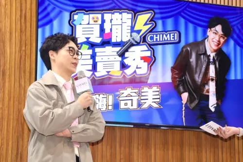 ▲賀瓏出席知名家電品牌的活動，把《賀瓏夜夜秀》的哏放進活動中，吸引不少觀眾。（圖／記者李政龍攝）